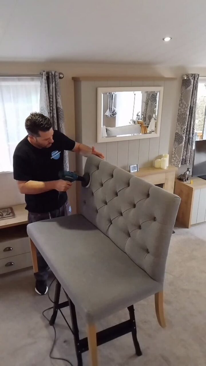 Static caravan upholstery cleaning agitation